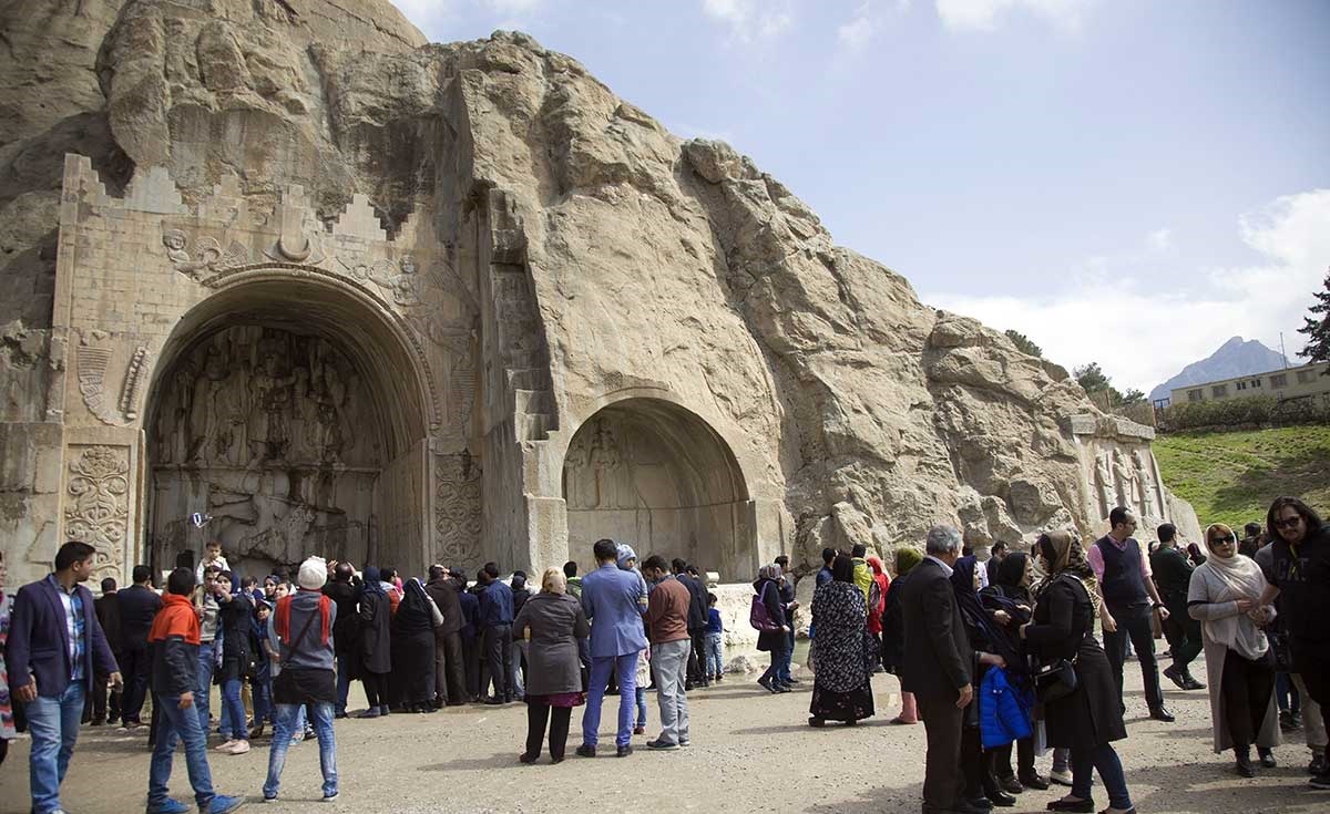 گردشگران نوروزی در طاق بستان کرمانشاه