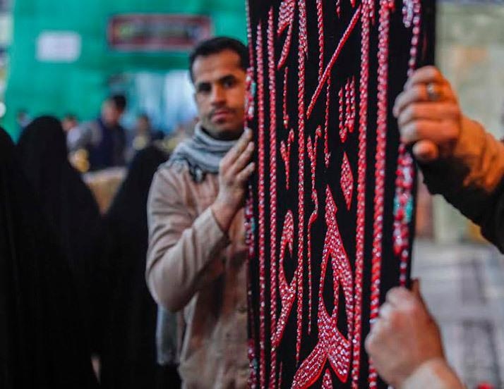 نصب پرچم عزای ایام فاطمیه در حرم امام حسین نصب پرچم عزای ایام فاطمیه در حرم امام حسین
