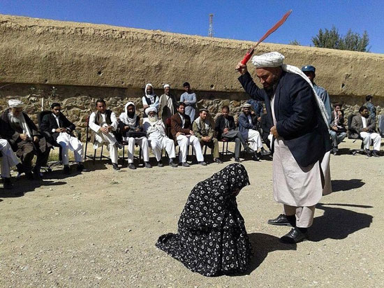 شلاق زدن زن به اتهام زنا