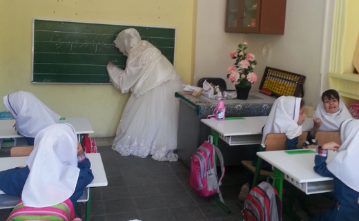 خانم معلم با لباس عروس در کلاس خانم معلم با لباس عروس در کلاس
