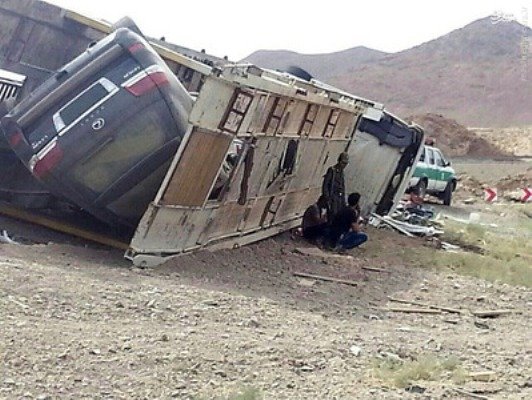 واژگونی تریلی حامل خودروهای لوکس واژگونی تریلی حامل خودروهای لوکس