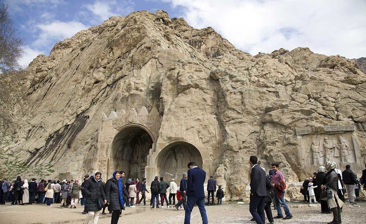 گردشگران نوروزی در طاق بستان کرمانشاه