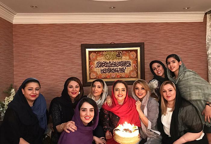 جشن تولد نرگس محمدی در کنار خواهر و دوستانش 