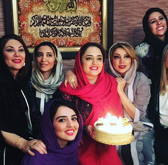 جشن تولد نرگس محمدی در کنار خواهر و دوستانش 