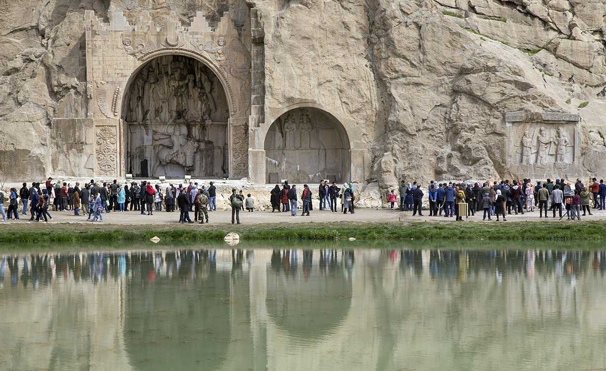 گردشگران نوروزی در طاق بستان کرمانشاه