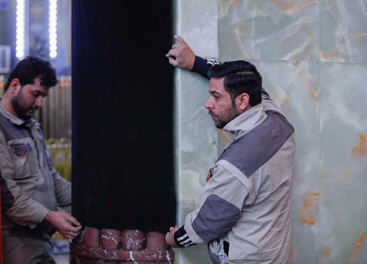 نصب پرچم عزای ایام فاطمیه در حرم امام حسین نصب پرچم عزای ایام فاطمیه در حرم امام حسین