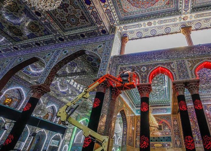 نصب پرچم عزای ایام فاطمیه در حرم امام حسین نصب پرچم عزای ایام فاطمیه در حرم امام حسین