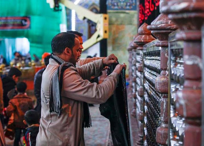 نصب پرچم عزای ایام فاطمیه در حرم امام حسین نصب پرچم عزای ایام فاطمیه در حرم امام حسین