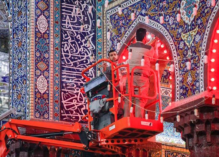 نصب پرچم عزای ایام فاطمیه در حرم امام حسین نصب پرچم عزای ایام فاطمیه در حرم امام حسین