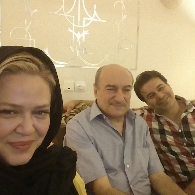 بهاره رهنما و همسرش در کنار خسرو شاهی
