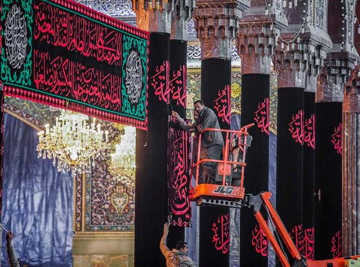 نصب پرچم عزای ایام فاطمیه در حرم امام حسین نصب پرچم عزای ایام فاطمیه در حرم امام حسین